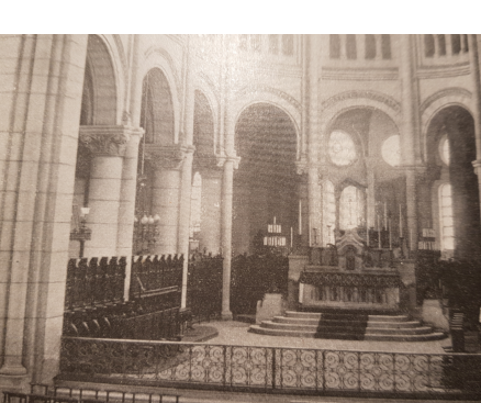 L'orgue de choeur primitif derrière le Maître Autel